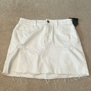 Holister High rise Jean skirt in white—Size 3 waist 26